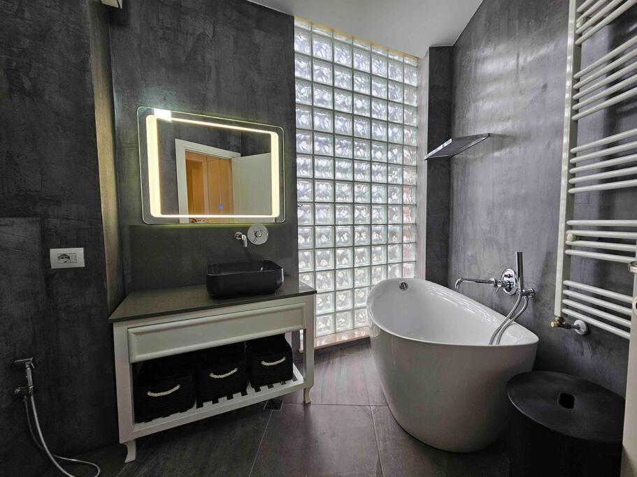 Modern Flat Near The Lake And Blloku * Tirana