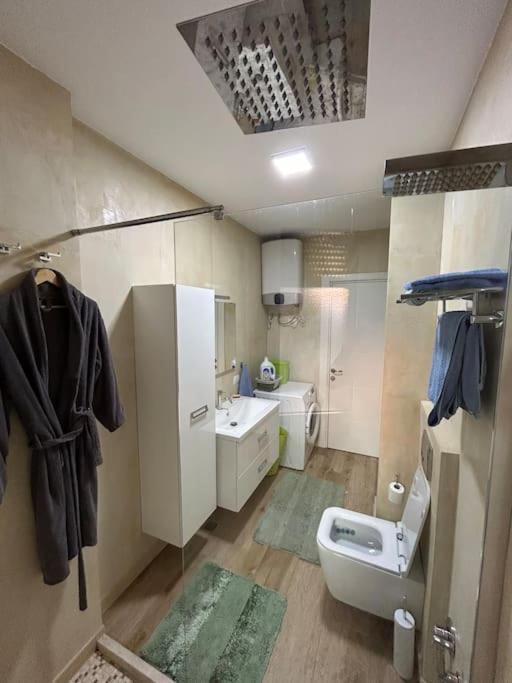 Apartment Modern Flat Near The Lake And Blloku *