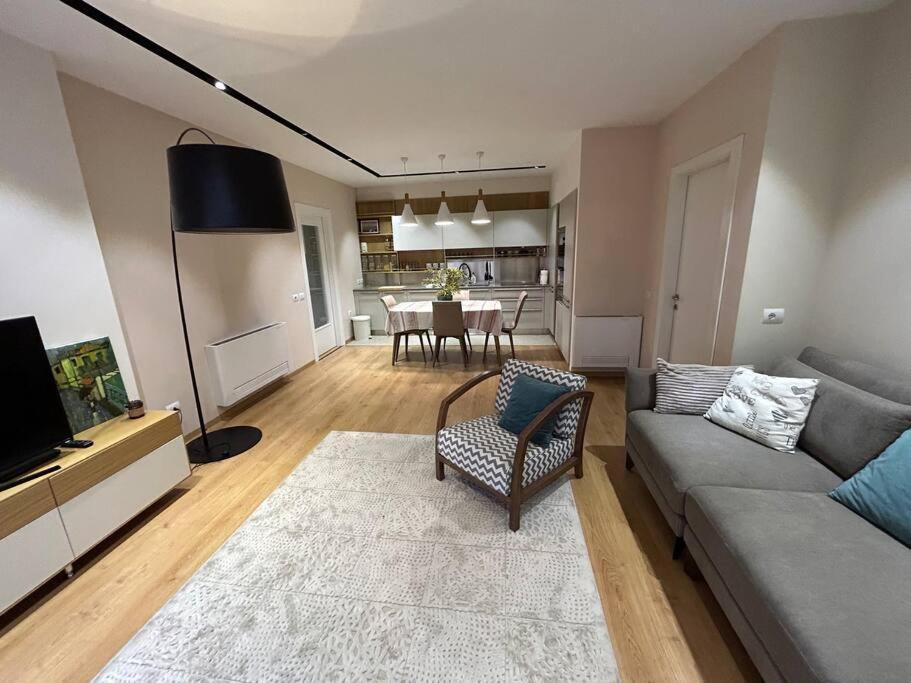 Apartment Modern Flat Near The Lake And Blloku Tirana